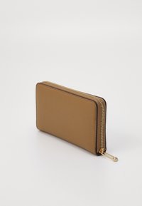Pruun nahkrahakott sujuva tekstuuri, ristkülikukujuline kuju ja kuldne lukuga riistvara ülemisel serval. Minimalistlik disain ilma mustriteta.