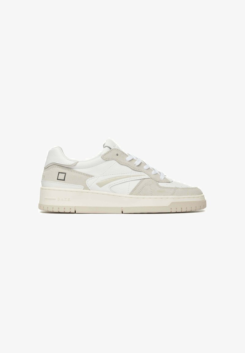 Witte en beige lage sneaker met veters aan de voorkant, rubberen zool, panelen van suède en leer, en een subtiel logo aan de zijkant.
