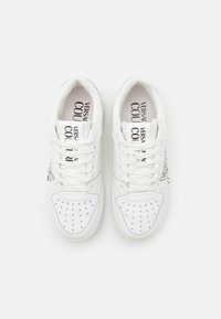 Versace Jeans Couture FONDO STARLIGHT SHOES - Sporta apavi - white