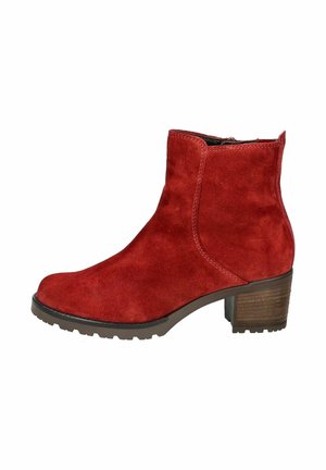 Bottines en suede rouge avec un talon carré, un bout arrondi et une fermeture éclair sur le côté. Elles possèdent une semelle en caoutchouc texturé pour une meilleure traction.