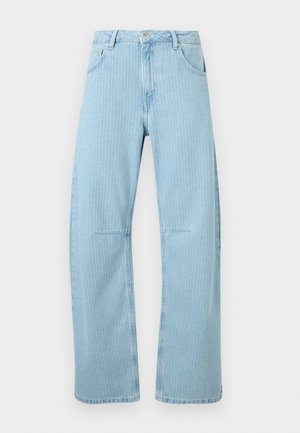 Lichtblauwe wijde jeans met verticale witte spijkerstrepen, knoop en rits aan de voorkant en twee voorzakken.