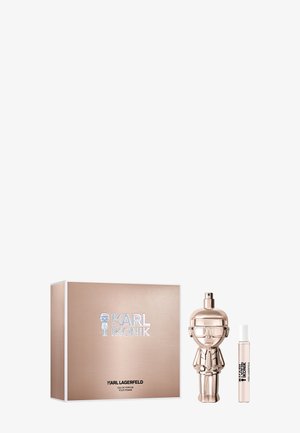 De Karl Lagerfeld KARL IKONIK parfumgiftset bevat een roségouden flesje in de vorm van een figuur en een kleine reisspray naast een bijpassende doos.