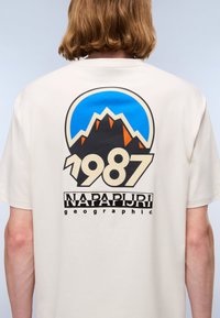 Napapijri MONTEPIANA - Nyomott mintás póló - beige dimity
