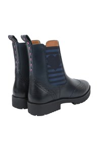 Para czarnych skórzanych botków do kostki z grubą gumową podeszwą, różowym przeszyciem na zakładkach pięty oraz niebieskimi elastycznymi panelami bocznymi w wzór serc i pasków.