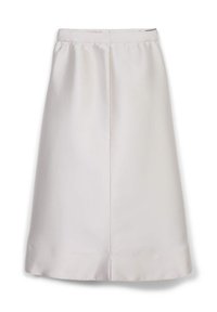 Jupe mi-longue en satin beige clair. Présente une taille froncée et une coupe droite avec un ourlet subtile. Pas de motifs ni d'accents visibles.
