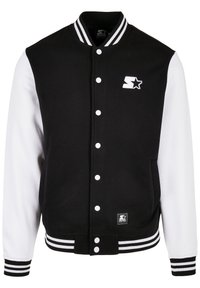 Zwart-wit varsityjack met een knoopsluiting aan de voorkant, contrasterende mouwen, ribbels aan de manchetten en een logo-opdruk op de linkerborst.