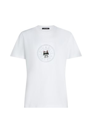 T-shirt blanc à manches courtes avec un col rond, arborant un graphique central d'un chat portant des lunettes de soleil à l'intérieur d'un logo circulaire à points.