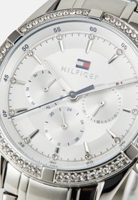 Tommy Hilfiger CASE WITH BEZEL DIAL BRACELET - Montre à aiguilles - silver-coloured