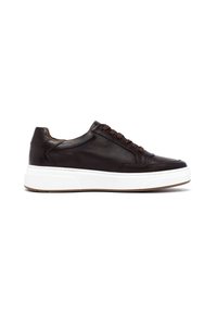Brązowe skórzane sneakersy z białą gumową podeszwą, okrągłym noskiem i brązowymi sznurowadłami. Charakteryzują się gładką teksturą i subtelnymi detalami przeszycia.