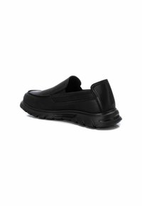 Scarpe slip-on nere con tomaia in pelle texturizzata, collo imbottito e suola in gomma flessibile, caratterizzate da una punta arrotondata e un design minimalista.