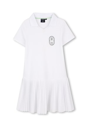 Vestido polo blanco de manga corta con cuello, falda plisada y pequeño parche con logo negro en la zona izquierda del pecho.