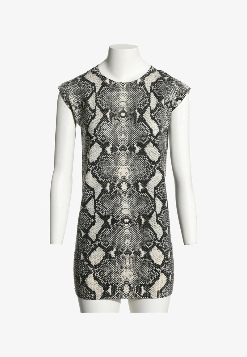 Robe sans manches, longueur genou, avec un motif peau de serpent noir et blanc exposée sur un mannequin sans tête.