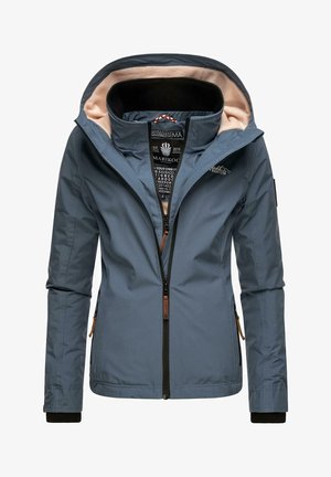 Blå, vanntett jakke med en myk, beige innerforing, frontglidelås og justerbar hette. Har logoer og brune detaljer.