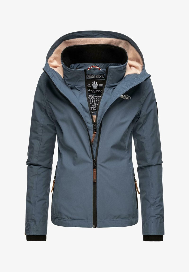 Mėlyna, vandeniui atspari striukė su minkštu smėlio spalvos pamušalu, priekinis užtrauktukas ir reguliuojama kapisonas. Puošia logotipai ir rudos akcentinės detalės.