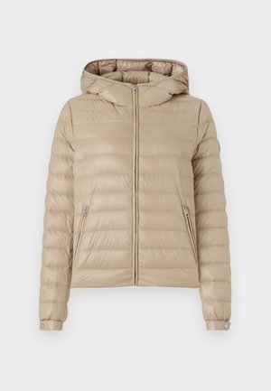 Beige gewatteerde jas met een capuchon, ritsluiting en twee zijzakken. Voorzien van horizontale stiksels, elastische manchet en een gladde textuur.