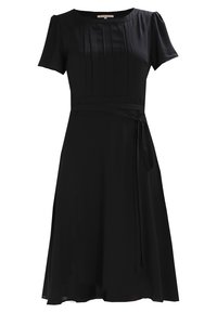 Černé šaty s krátkými nabíranými rukávy, skladbami na přední části, uvázaným pasovým opaskem a splývavou sukní. Vyrobeno z hladkého, lehkého materiálu.