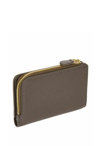 Portefeuille en cuir de couleur marron neutre, avec une surface texturée, une fermeture éclair dorée et une forme rectangulaire compacte.