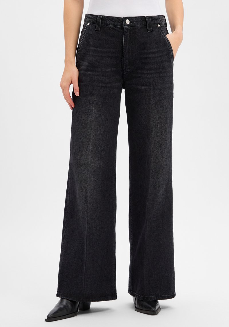 Zwarte wijde spijkerbroek met een hoge taille, gemaakt van denim, voorzien van voorzakken, riemlussen en een subtiele vervaagde textuur.