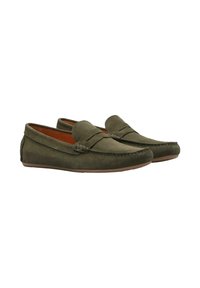Oliwkowe zamszowe loafersy z designem wsuwanym, z przeszyciami oraz gładką gumową podeszwą. Posiadają dekoracyjny szew na wierzchu buta.