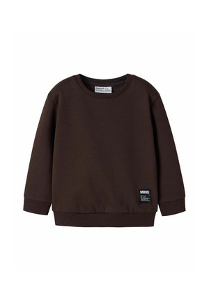 Sweat-shirt marron à manches longues avec col rond, poignets et ourlet côtelés, avec une petite étiquette noire avec texte blanc près de l'ourlet inférieur.