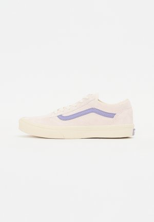 Niedriger Sneaker mit cremefarbenem Wildleder-Obermaterial und lila Seitenstreifen, cremefarbener Gummisohle und weißen Schnürsenkeln, seitlich auf weißem Hintergrund dargestellt.
