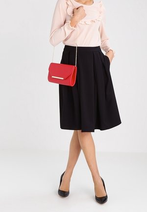 Missguided, Pochette - red