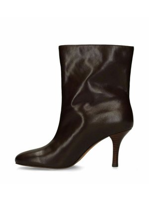 Donkerbruine leren laars tot halverwege de kuit met een spitse neus en een slanke, gestapelde hoge hak op een witte achtergrond.