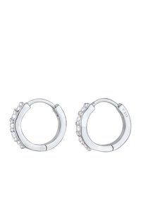 Boucles d'oreilles en argent en forme de créole avec une rangée de cristaux transparents sur un côté, finition lisse et brillante, et fermeture à charnière.