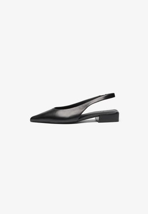 Mustamat nahast slingback kingad, millel on terav nina, avatud küljed ja madal plokki konts. Sile tekstuur ja minimalistlik disain.