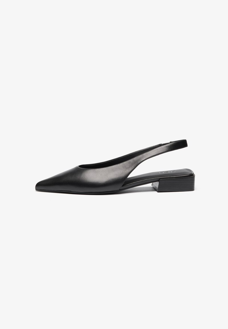 Czarne skórzane buty na odkrytej pięcie z  zakończeniem w szpic, otwartymi bokami i niskim blokiem obcasa. Gładka tekstura o minimalistycznym designie.