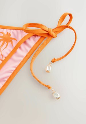 Ružové spodné diely bikín s oranžovým lemovaním, potlačou palma, oranžové bočné viazacie pásiky a perlové koráliky na koncoch pásikov.