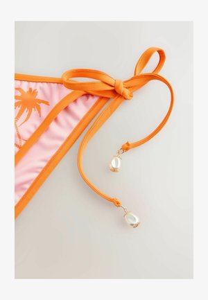 Różowe figi bikini z pomarańczową lamówką, nadrukiem palm, pomarańczowymi wiązanymi bocznymi paskami oraz perełkowymi ozdobami na końcach pasków.