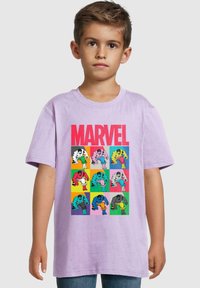 Levandulové bavlněné tričko s barevným grafickým potiskem Hulka v různých pózách a barvách, s nápisem "MARVEL" tučně v červené.