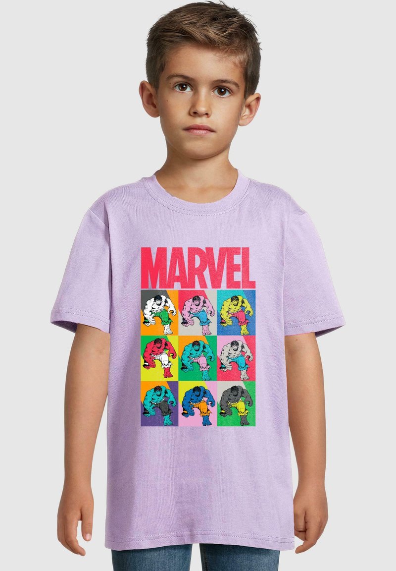Levandulové bavlněné tričko s barevným grafickým potiskem Hulka v různých pózách a barvách, s nápisem "MARVEL" tučně v červené.
