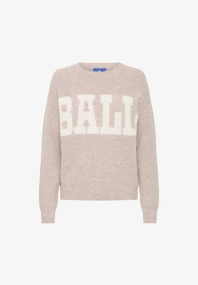 Šviesiai smėlinis megztinis, pagamintas iš minkštos megztos medžiagos, su ryškiu baltu užrašu "BALL" krūtinėje ir apvaliu kaklu bei raštuotais rankogaliais.