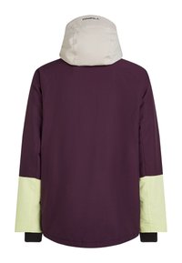 Lila Jacke mit einer cremefarbenen Kapuze und hellgrünen Akzenten an den Ärmeln, die eine glatte Textur und ein minimalistisches Design aufweist.