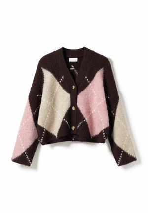 Cardigan a motivo argyle marrone, rosa e beige con un design cropped, dotato di scollo a V, maniche lunghe e tre bottoni frontali.
