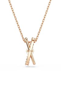 Halsband i rosaguld med en kedja. Hängsmycket har en överlappande X-form med släta ytor och små ädelstenar insatta i designen.