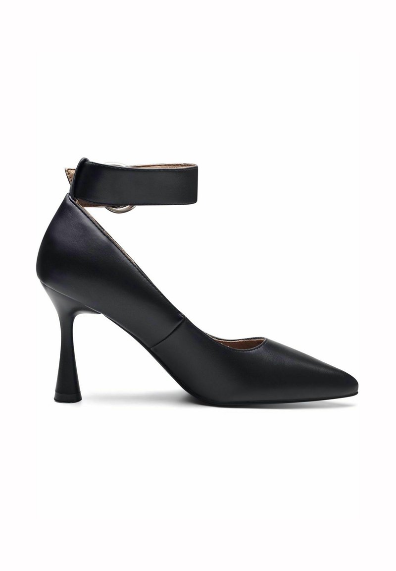 Escarpin en cuir noir à talon haut avec bout pointu et bride à la cheville, orné d'un accent métallique circulaire. Texture lisse, talon stiletto fin.