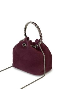 Borsa in camoscio viola con design a cima arricciata, dettagli in catena argentata e manico circolare decorato con elementi ornamentali.