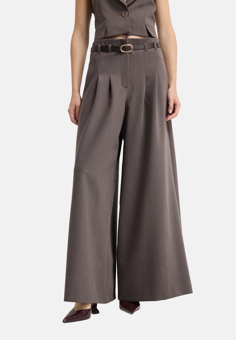 Bruine wijde broek met een geplooid ontwerp, met een aansluitende tailleband en een bruine riem met een gouden gesp. Gladde textuur, op maat gemaakt pasvorm.