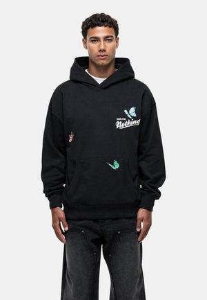 Sweatshirt à capuche noir avec une poche avant, mettant en avant des graphismes de papillons colorés et le texte "GOOD FOR Nothing" en blanc. Coupe régulière.
