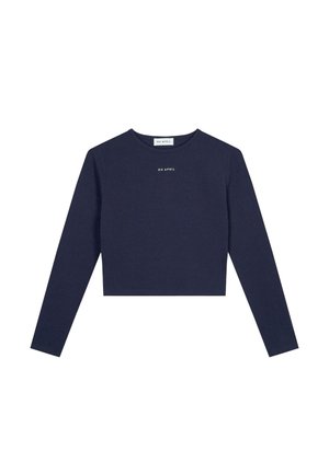 Marineblauwe crop top met lange mouwen van zachte stof, voorzien van een ronde halslijn en witte tekst "OH APRIL" op de voorkant gedrukt.
