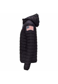 Giacca a vento nera con cappuccio, caratterizzata da un design trapuntato, polsini aderenti e una toppa della bandiera americana sulla spalla destra.