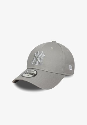 Cappellino da baseball grigio in tessuto, con logo ricamato bianco in rilievo e visiera curva. Include una chiusura regolabile sul retro.