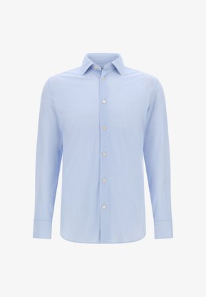 Gaiši zils krekls ar baltām vertikālām svītrām, garām piedurknēm, klasisku apkakli un četriem pogām priekšā. Gluda tekstūra.