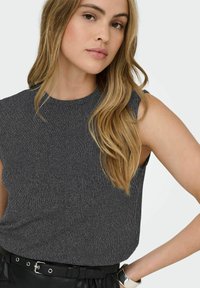 Bezrękawnik w ciemnoszarym kolorze z pionową prążkowaną fakturą. Posiada okrągły dekolt i gładką tkaninę, zestawiony z czarnym skórzanym paskiem.