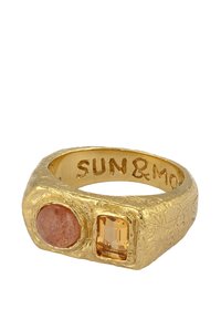Guldring med en strukturerad finish, som har en rund rosa sten och en rektangulär gul sten. Graverad med "SUN&MO" inuti.