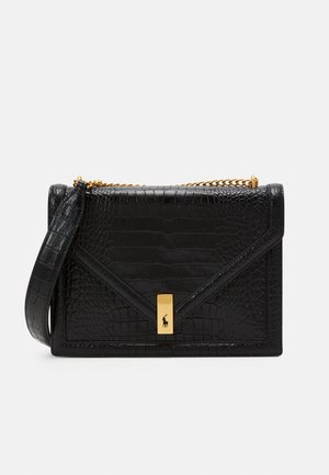 Borsa a tracolla in pelle nera con effetto coccodrillo, dotata di chiusura in metallo dorato e tracolla a catena removibile, con design a busta.