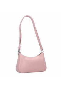 Borsa a mano in pelle rosa con forma curva, tracolla regolabile, accessori in argento e superficie liscia. Design minimalista senza motivi visibili.